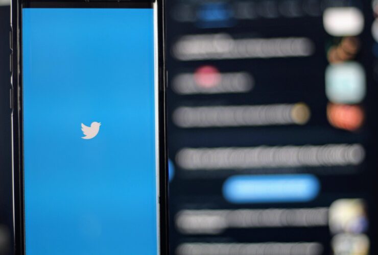 phone displaying the twitter logo